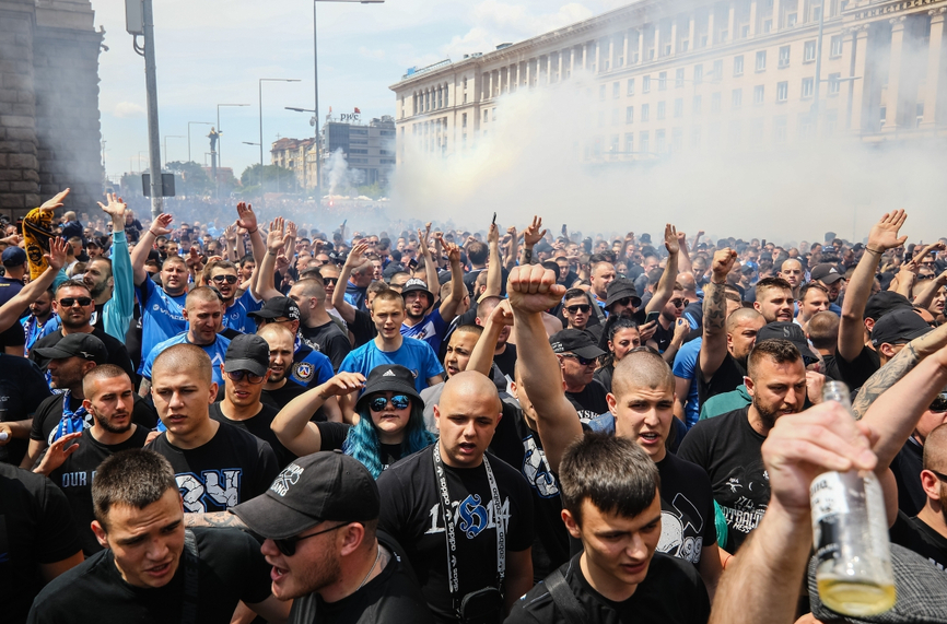 Масов бой на фенове на Орлов мост, има пострадал