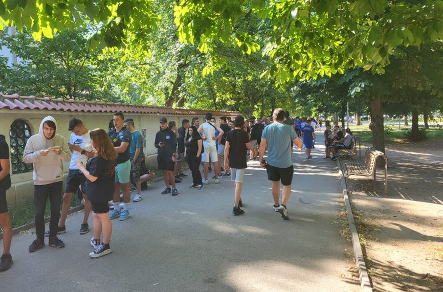 ЛУДОСТ НА ГЕРЕНА: Фенове висят цяла нощ за билети
