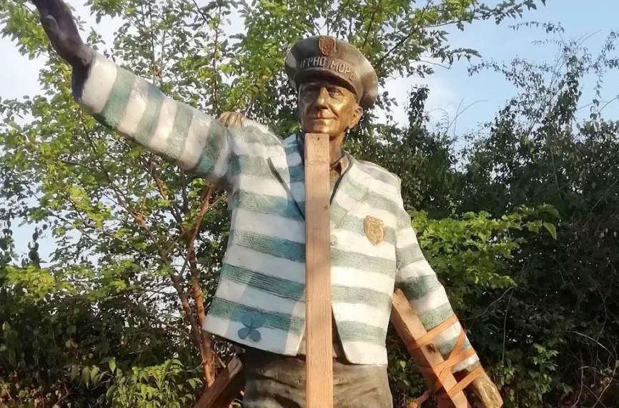 Паметникът на Никола Спасов вече е пред "Тича"