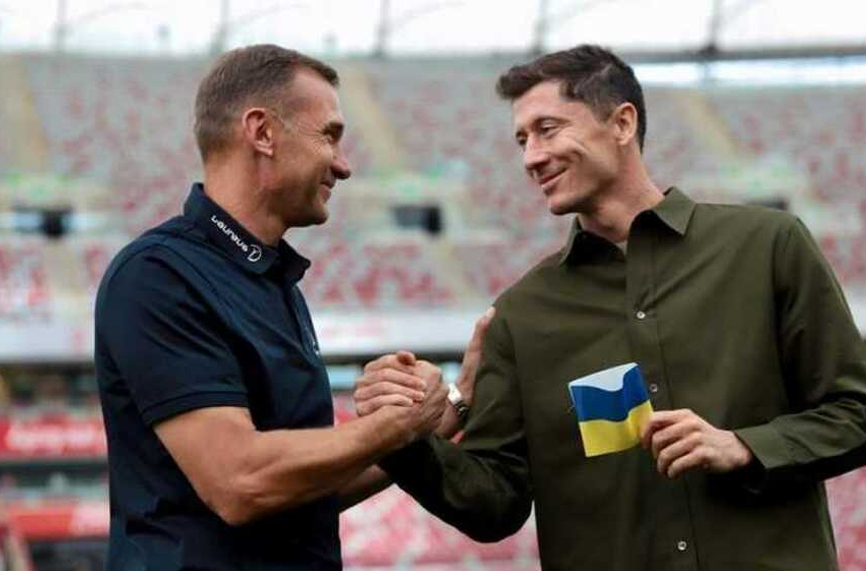 Шевченко подари на Левандовски капитанска лента в цветовете на Украйна