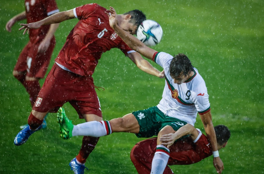 Младежите на България и Сърбия играха само едно полувреме (ВИДЕО)