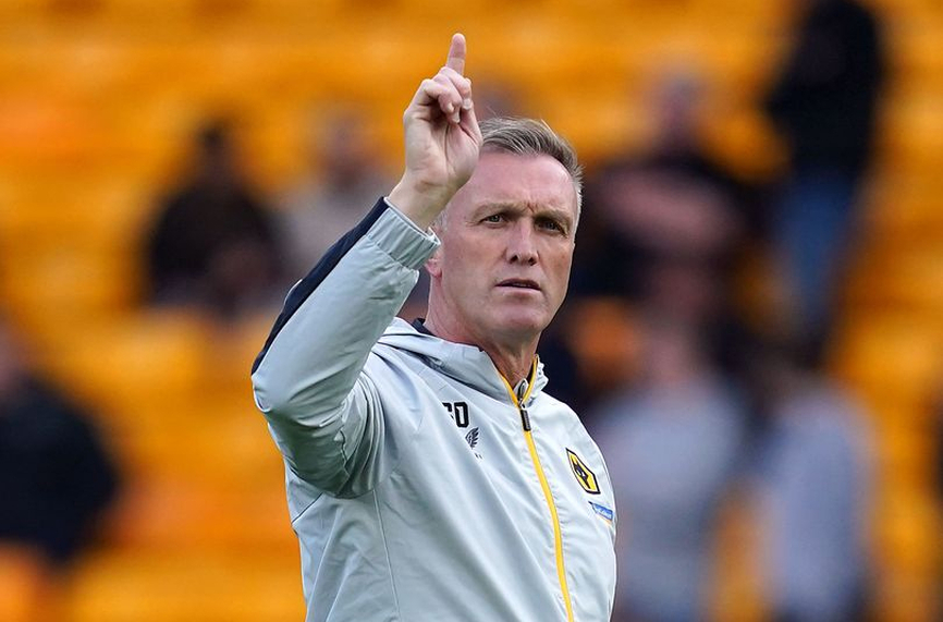 Уулвърхемптън с мениджър до Нова година