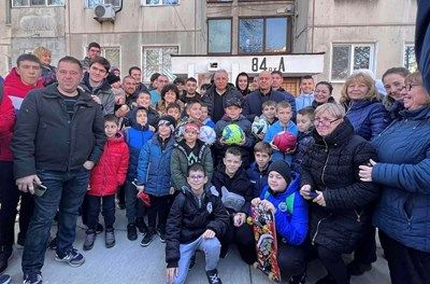 Стоичков зарадва цял блок комшии за Коледа