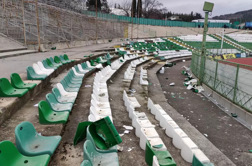 Грозно: Феновете на ЦСКА изпочупиха сектора за гости в Стара Загора
