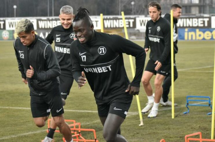 Крило от Сиера Леоне тренира с Локо Пловдив
