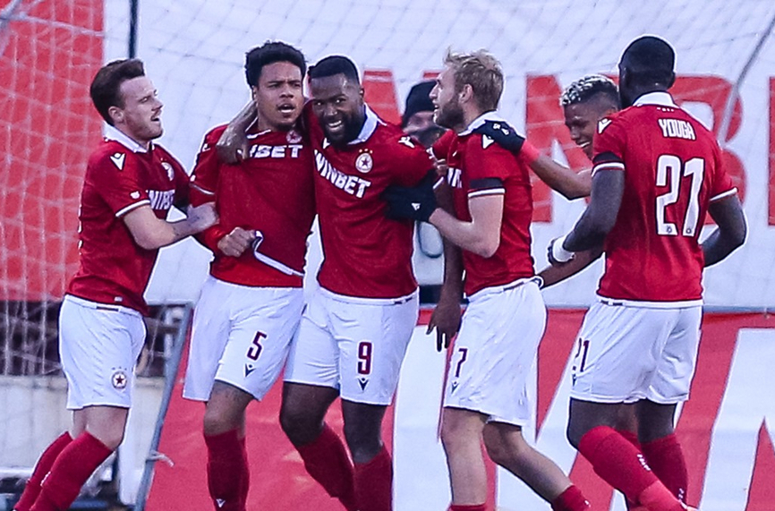 Дюкенс Назон отново е национал