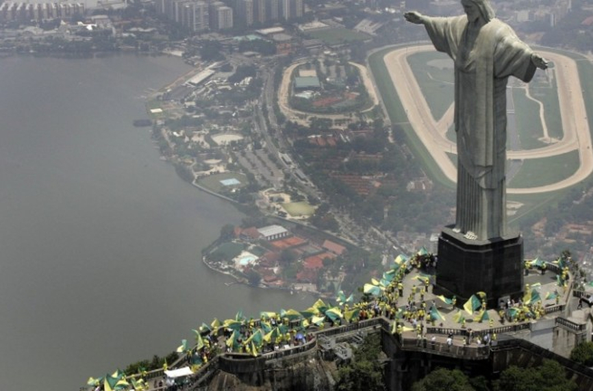 Статията на Исус в Рио грейва в бяло, зелено и червено