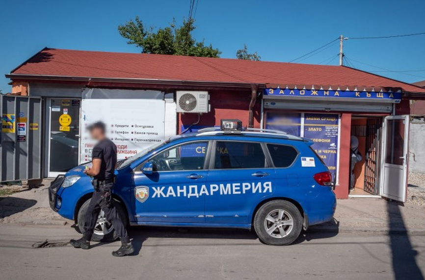Жандармерията и полицаи вече охраняват стадиона в Бистрица