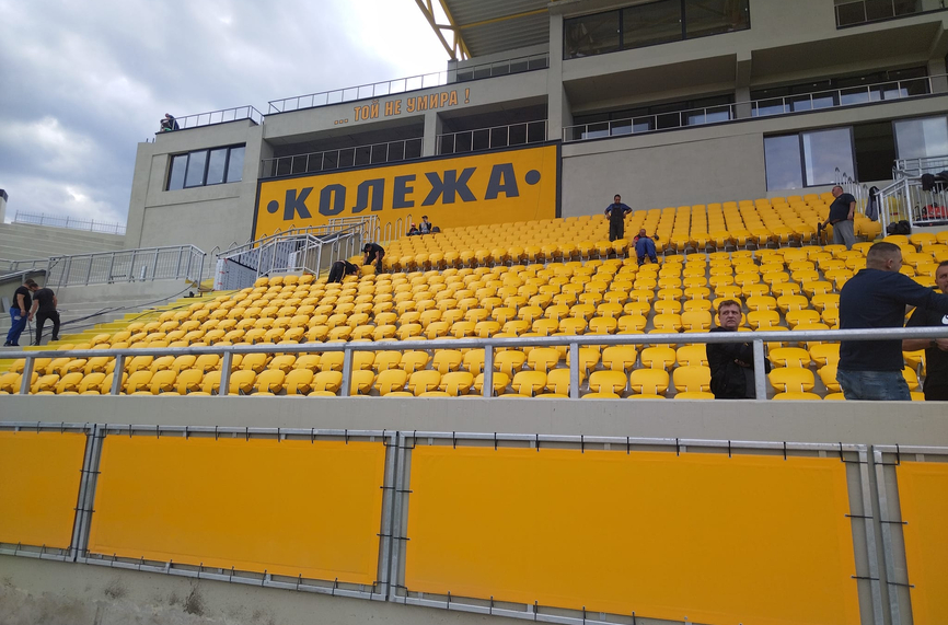 Има прогрес: Поставиха 10 хиляди седалки на "Колежа"