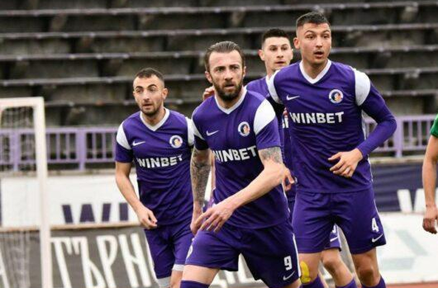 Етър победи с 2:0 Беласица и е все по-близо до елита