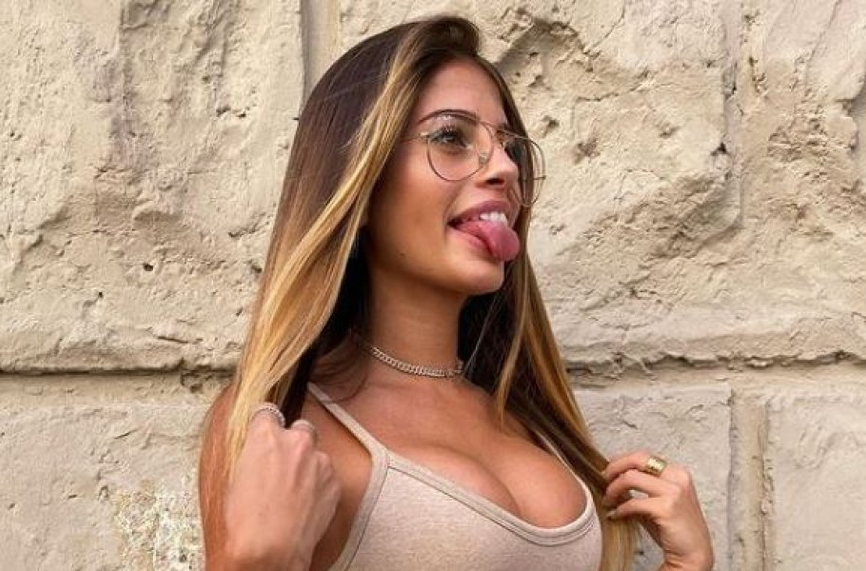 Половинката на крило от Лацио подлудява мъжете