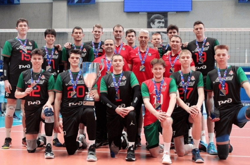 Георги Петров с Купата от Младежката волейболна лига в Русия
