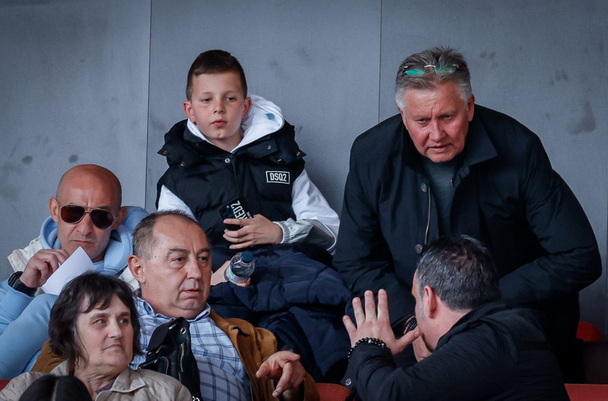 Локо Сф удря на камък за нов треньор
