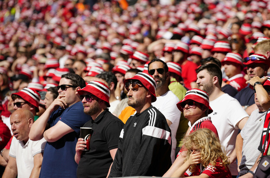 В Англия: Арестуваха фен заради скандална фланелка