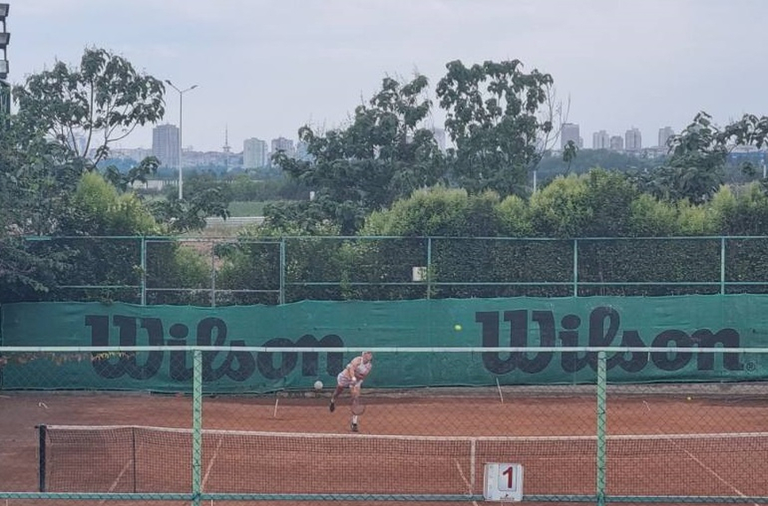 8 българчета се класираха за осминафиналите на турнир от ITF в Бургас