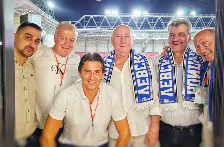 Чорни, Батков и Сираков гледат заедно Апоел – Левски