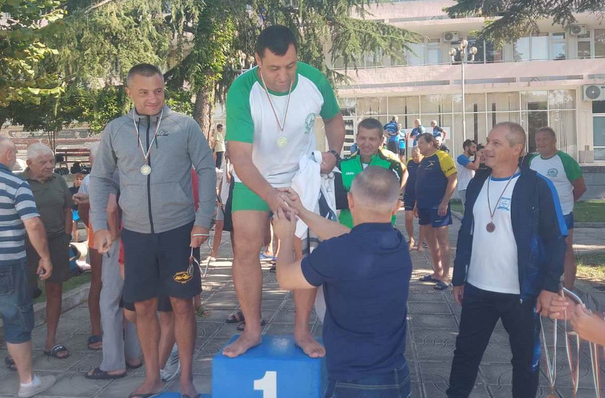 Ветераните на Плувен клуб „Вихрен“ Сандански със златен дубъл при щафетите