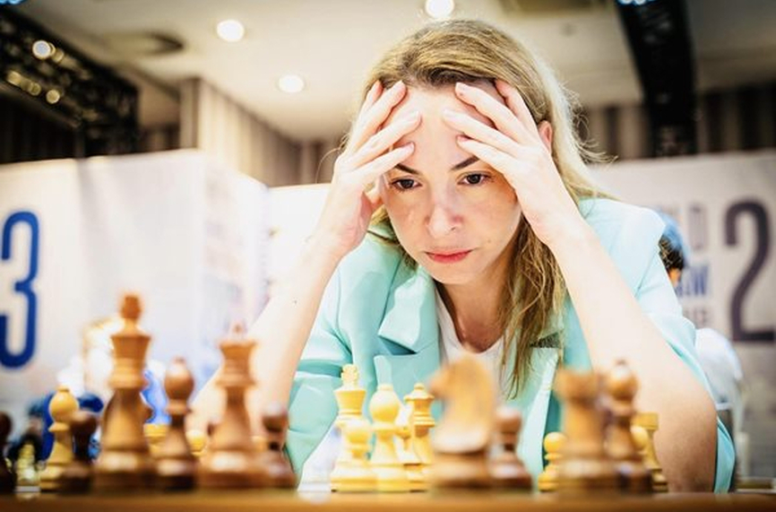 Ети Стефанова и Чепаринов завършиха с ремита на FIDE Grand Swiss