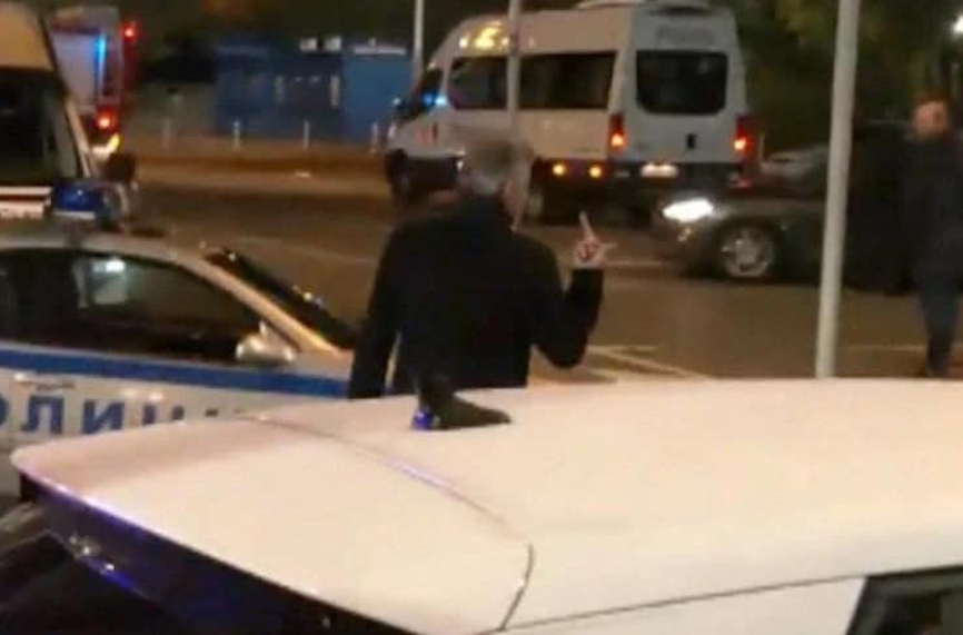 На кого Костадинов показа среден пръст?