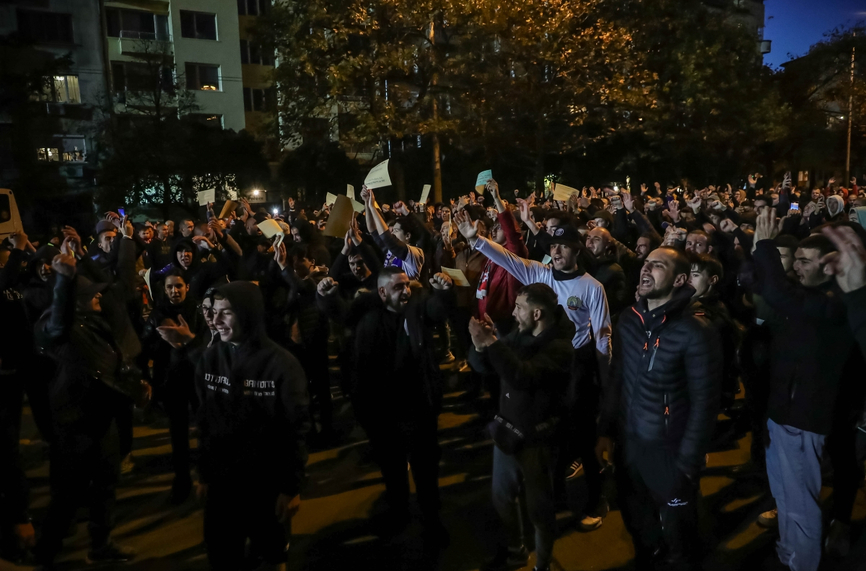 Мачът с Унгария се е играл при закрити врата заради опасност от нахлуване на публика на терена