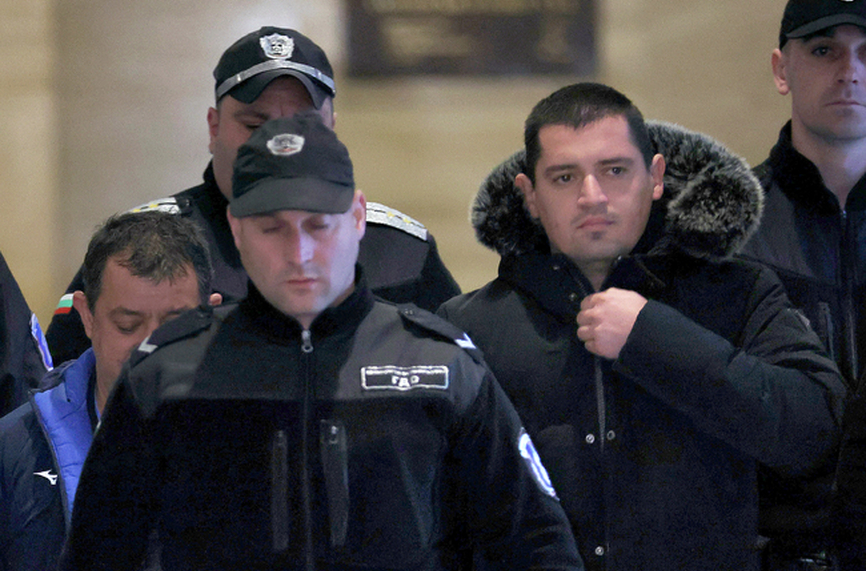 Съдът решава да останат ли в ареста олимпийският шампион Иван Иванов и сина му