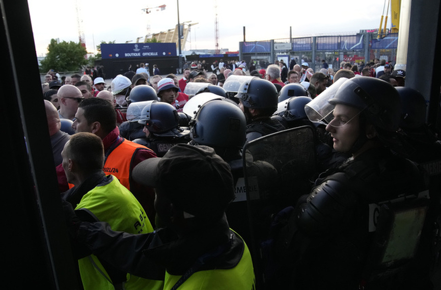 Във Великобритания криминализират незаконното влизане на мач