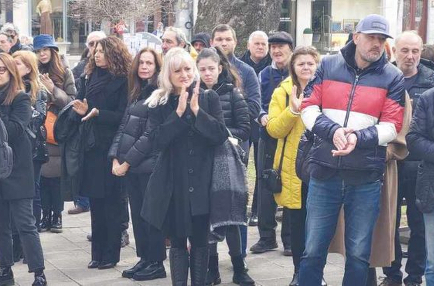 Изпратиха с аплодисменти Николай Ишков в последния му път