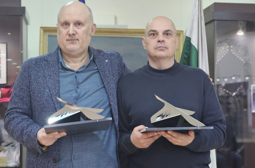 Делян Кючуков и Жаклин Михайлов с наградата за спортна журналистика "Люпи и Мичмана"