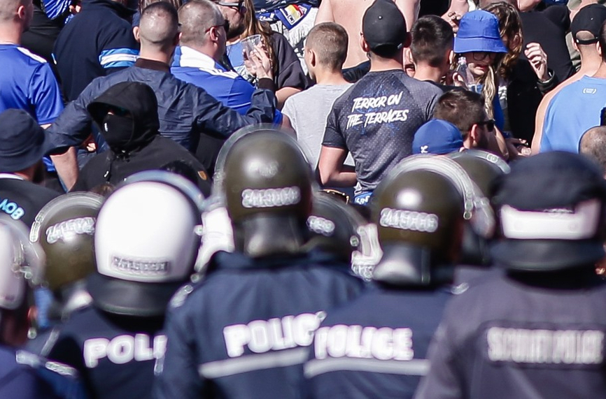 Масов бой с полиция, линейки и пострадали на вечното дерби