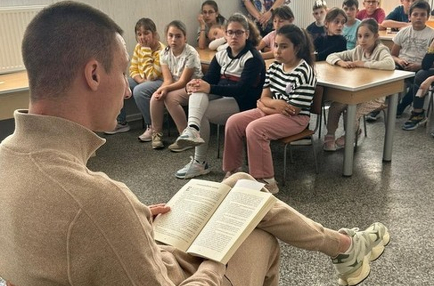 Капитанът на Лудогорец чете на деца