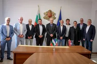 Зам.-министър Георгиев приветства партньорството между Каляри, Ботев СB и български училища 