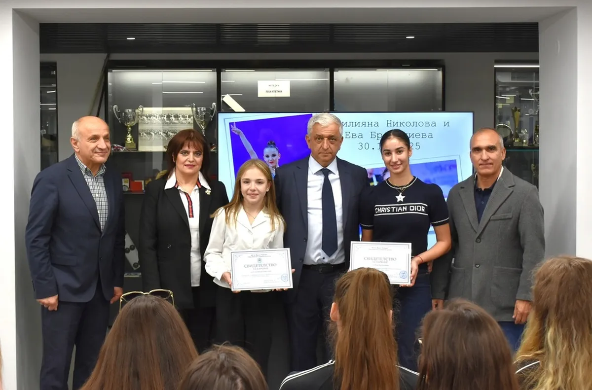 Стилияна Николова и Ева Брезалиева с дарение за НСА