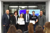 Стилияна Николова и Ева Брезалиева с дарение за НСА