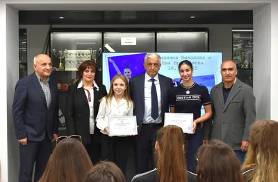 Стилияна Николова и Ева Брезалиева с дарение за НСА