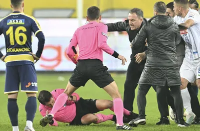 В Турция: Спряха правата на 149 съдии, от тях 22 са елитни рефери