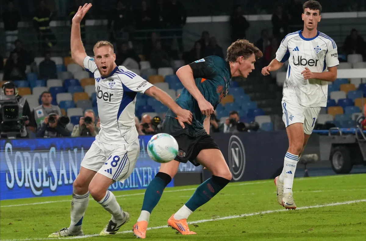 В Италия: Комо изпусна шампиона Наполи (ВИДЕО)