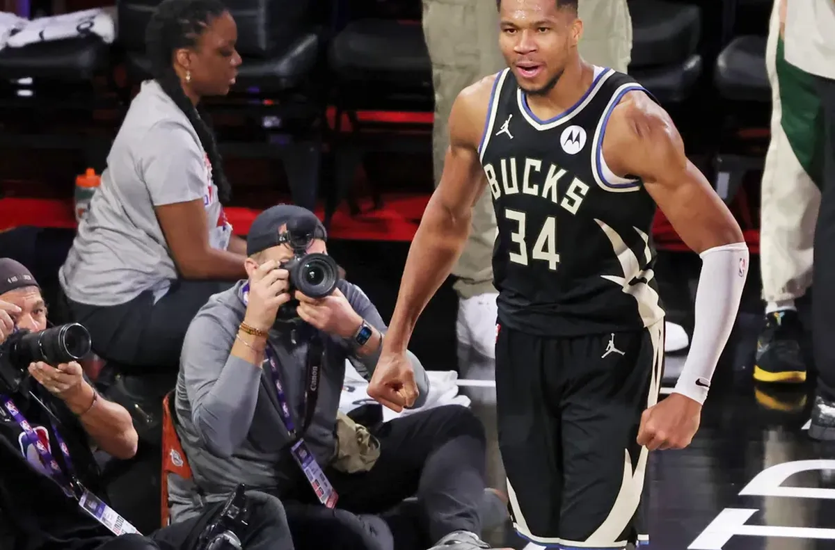 Янис Адетокунбо реализира победен кош за Милуоки срещу Индиана