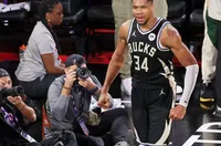 Янис Адетокунбо реализира победен кош за Милуоки срещу Индиана