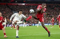 Белингам защити Трент след освиркванията в Ливърпул