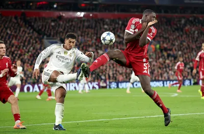 Белингам защити Трент след освиркванията в Ливърпул