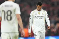 Рой Кийн не одобри освиркванията към Александър-Арнолд