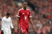 Исак се върна към тренировки с Ливърпул