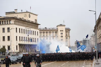 Феновете на Левски с тежък ескорт до стадиона