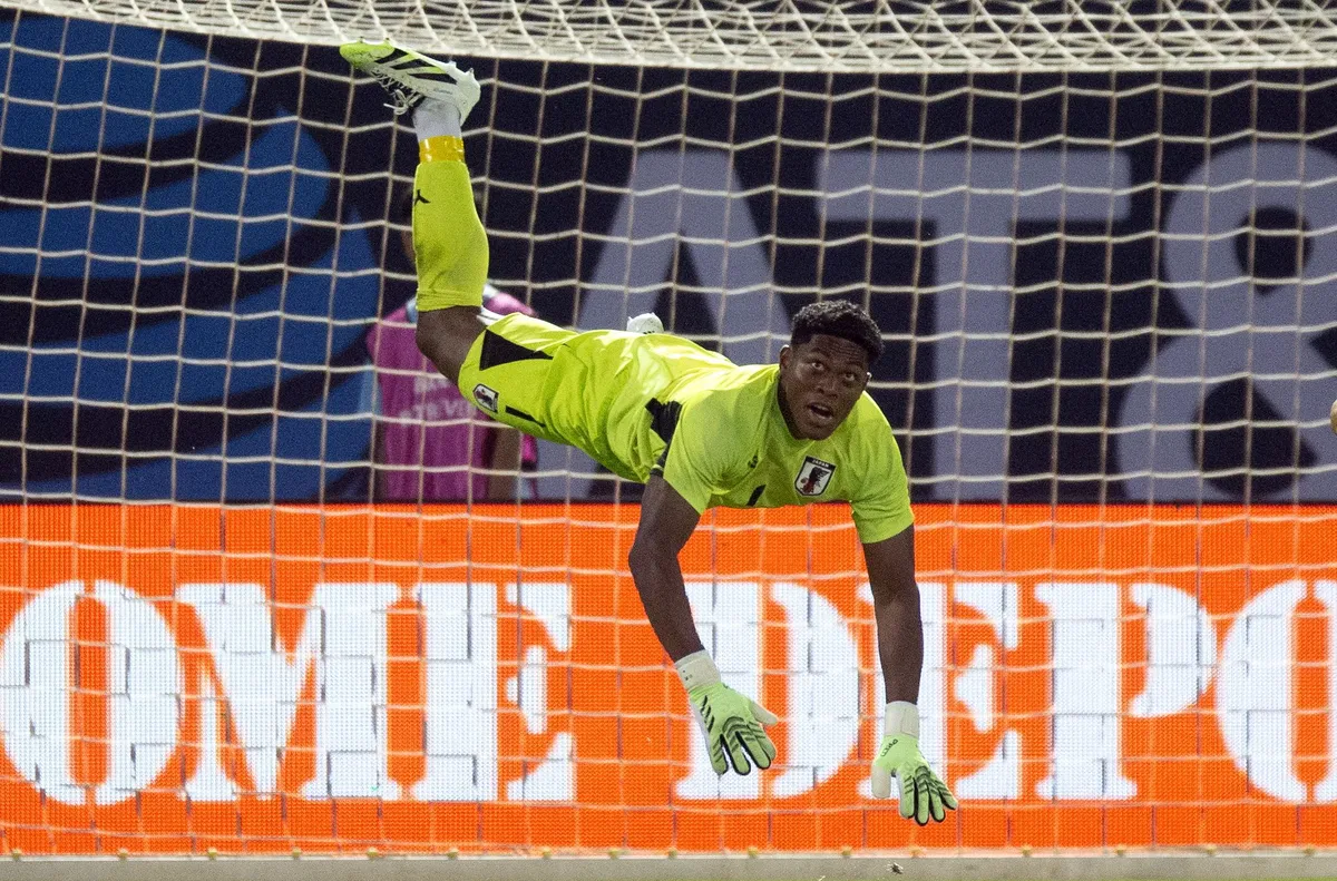 Вратарят на Япония с две фрактури