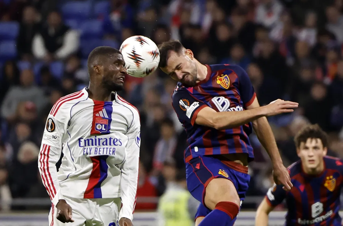 Треньор на Лион: ПСЖ има 16 души в състава си, включително ВАР