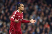 Ливърпул се свърза с шефа на съдиите в Англия