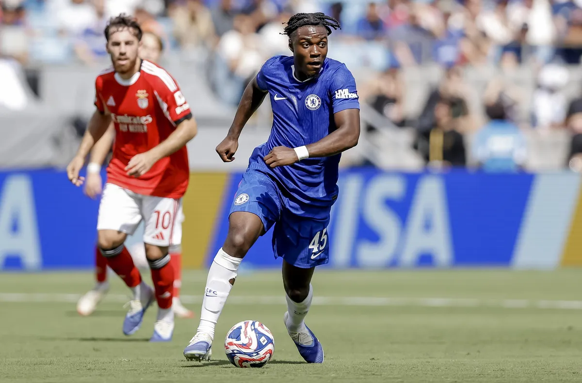 Челси загуби халф за месец