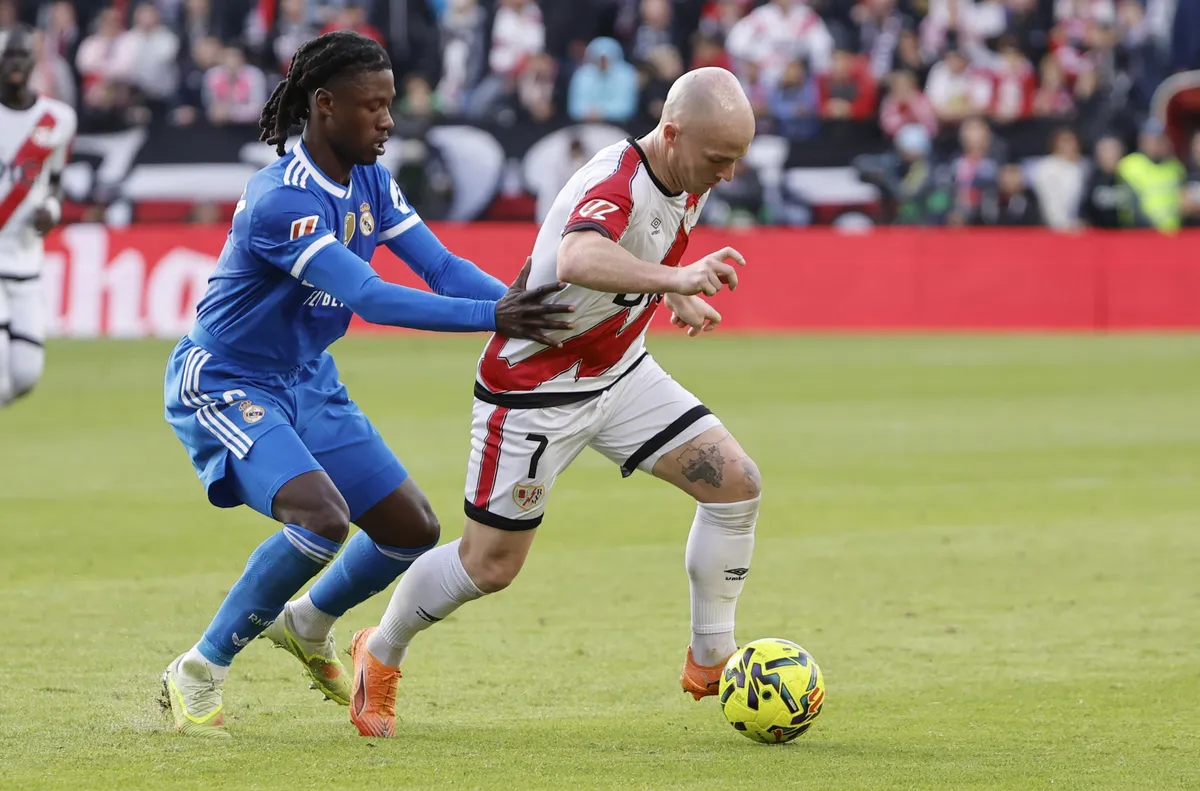 Камавинга напусна лагера на Франция