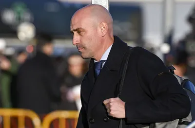 КУРИОЗ: Луис Рубиалес беше замерян с яйца от чичо си