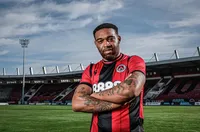 Официално: Футболист с 58 мача за Ливърпул и 119 във Висшата лига подписа с Локо Сф